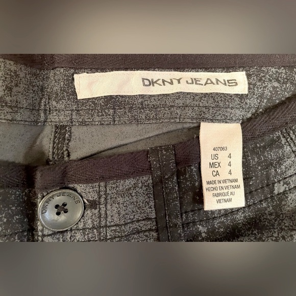 DKNY Dark Camo Cargo Lightweight Capri Pants. Size 4 - Picture 6 of 6